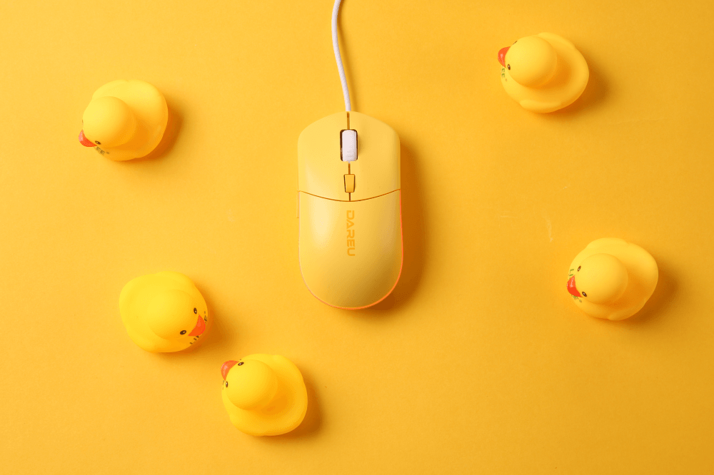 Мышь проводная Dareu LM121 Yellow (желтый), DPI 800/1600/2400/6400, тихий щелчок, подсветка RGB, размер 116x35x60мм, 1,8м